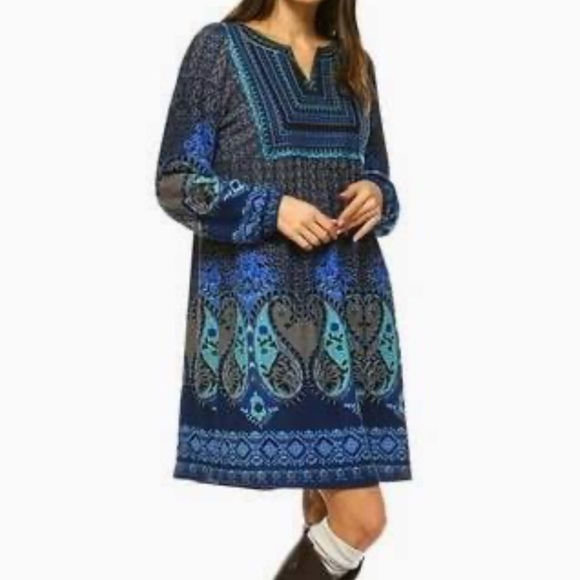 White Mark Dresses & Skirts - White Mark Phoebe embroidered sweater dress